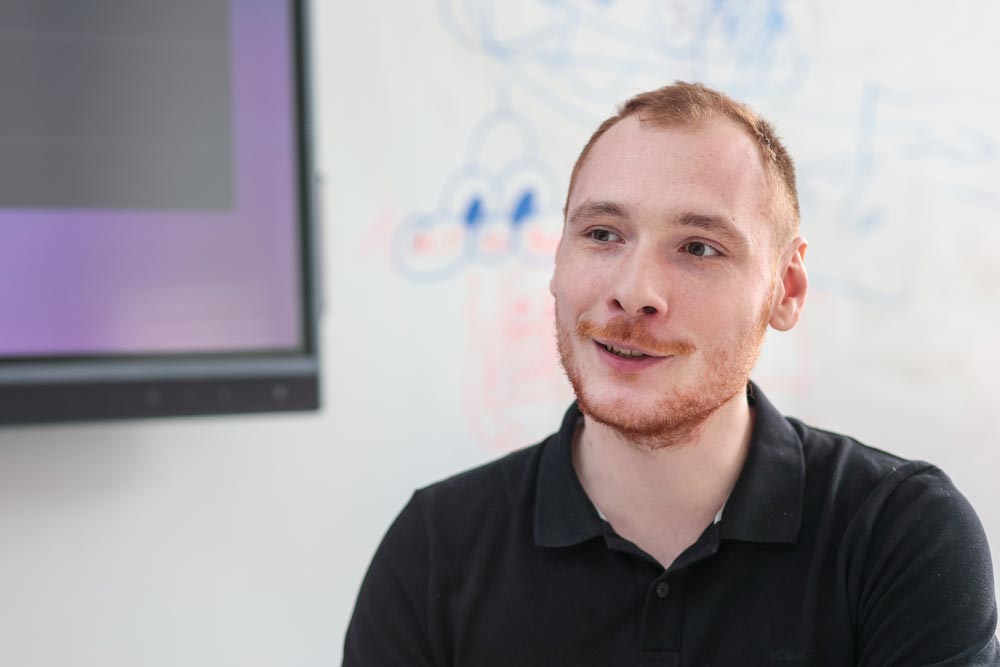 »Ko sem se povezal na delovno postajo, je imela zaposlena za ozadje – osebno izkaznico.«