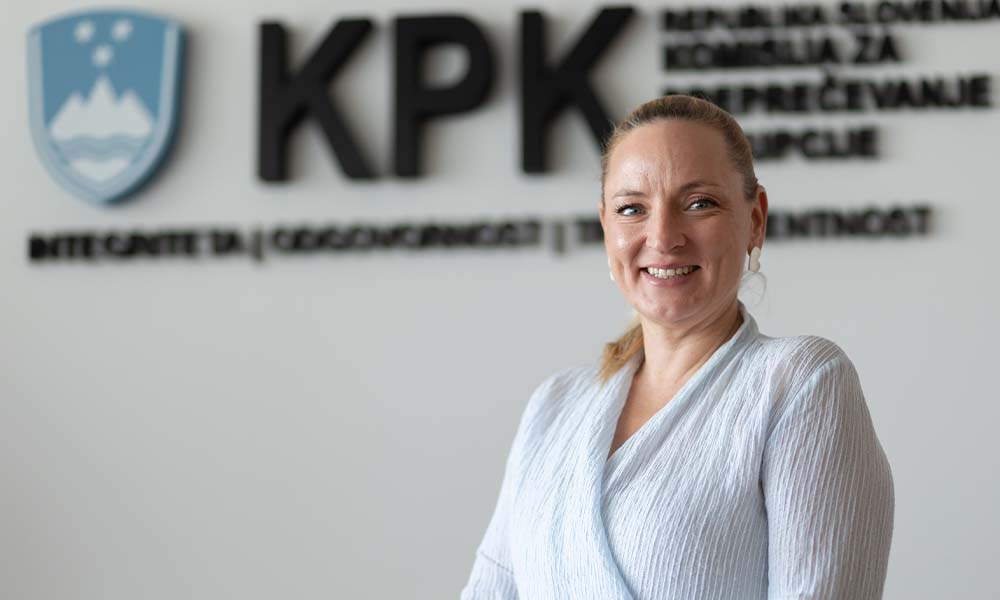 »Možna sankcija za kršitev bi bila odstop s funkcije ali omejitev dela plače.«