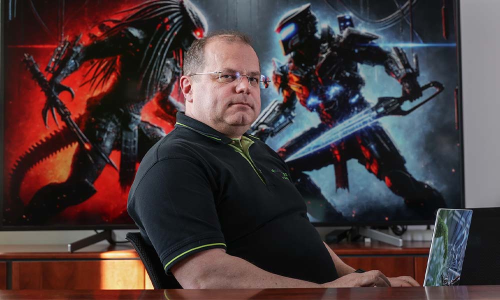 Kibernetski napad 2030: »Videti bo kot spopad Predatorja in Terminatorja.«