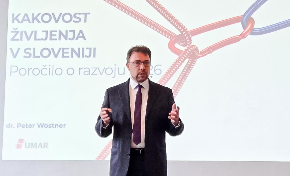 Slovenski kozarec je na pol poln, na pol prazen