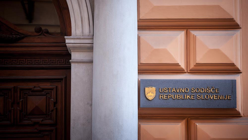 Ustavno sodišče: protiustaven je del ureditve zimskega regresa