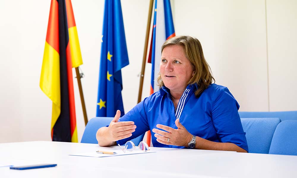 »Če pogledate dajatve na plače v Sloveniji, je presenetljivo, da so ljudje tako mirni.«